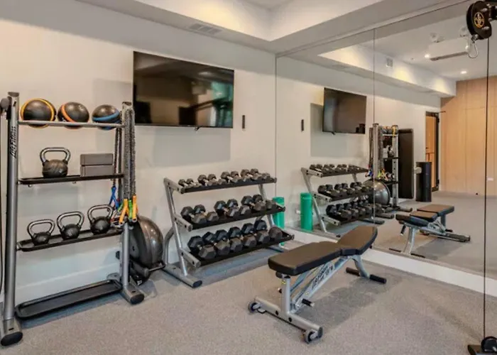 2bd 2ba Condo- Steps To With Gym & Parking *