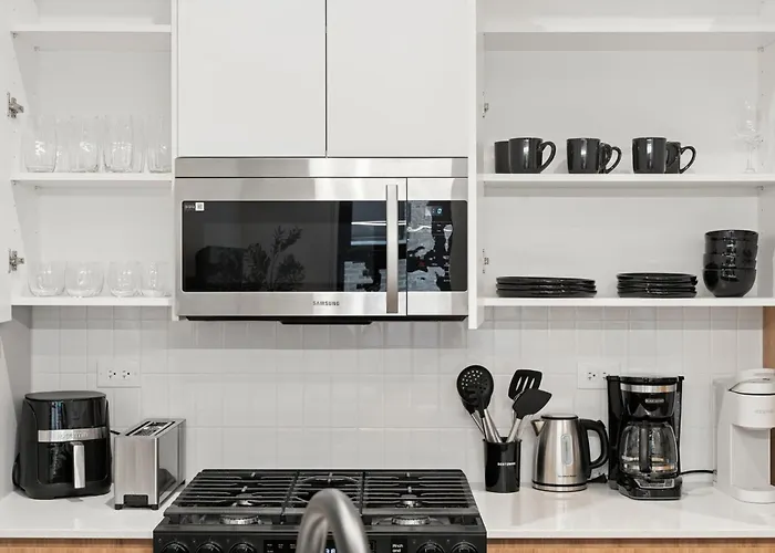 2bd 2ba Condo- Steps To With Gym & Parking