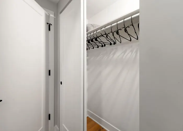 2bd 2ba Condo- Steps To With Gym & Parking