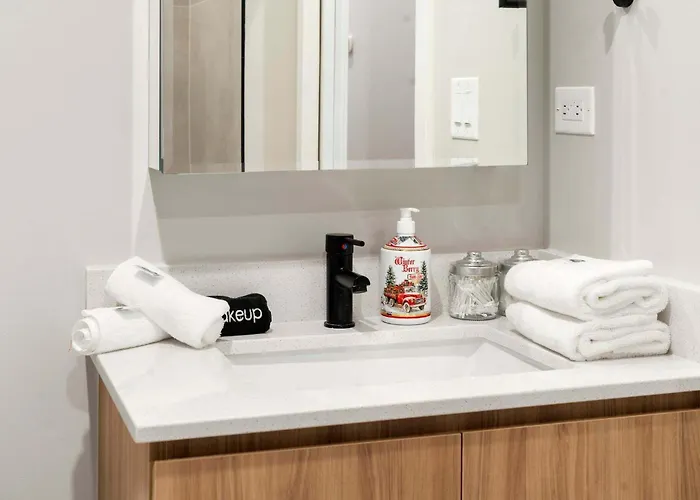 2bd 2ba Condo- Steps To With Gym & Parking Appartamento