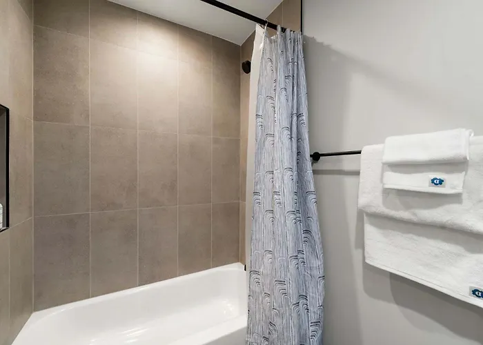 2bd 2ba Condo- Steps To With Gym & Parking * Chicago